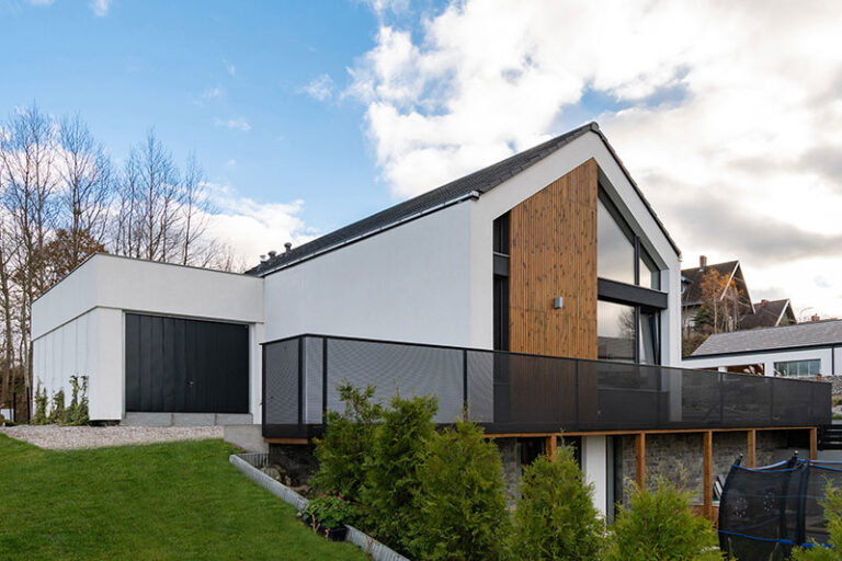 Ein modernes Haus mit PVC-Fenstern.