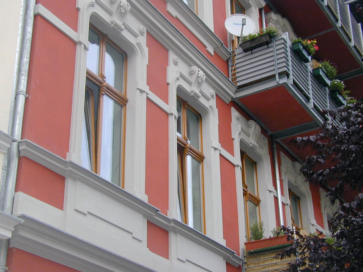 Holzfenster mit dekorativen Elementen.