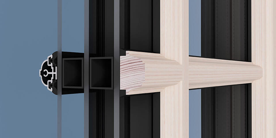 Auf einem Holz-Alu-Fenster montierte Sprossen aus der Art-Linie mit Aluron-Verkleidung. Ansicht von innen.