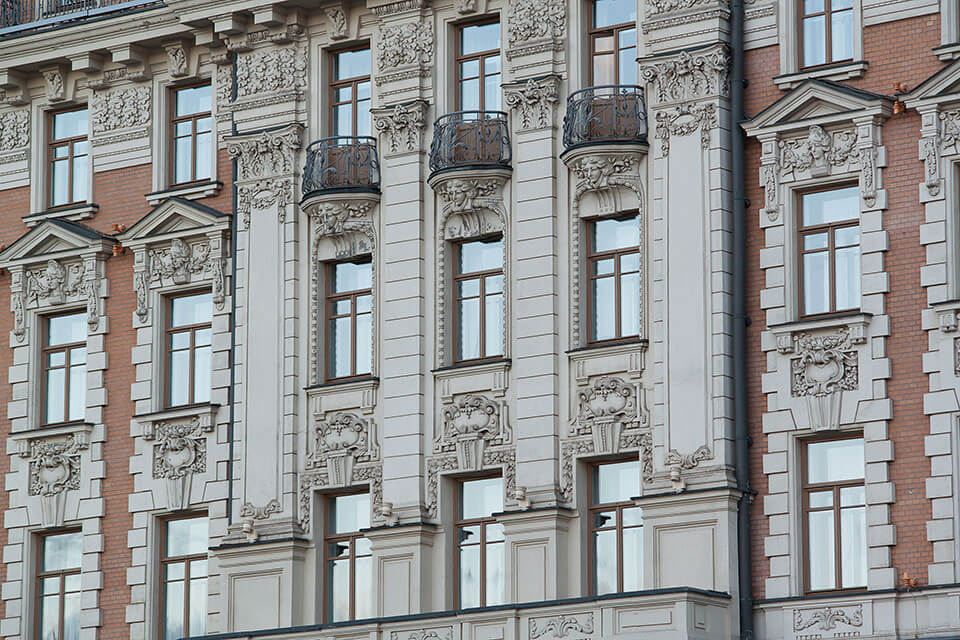 Fenster in einem Mietshaus