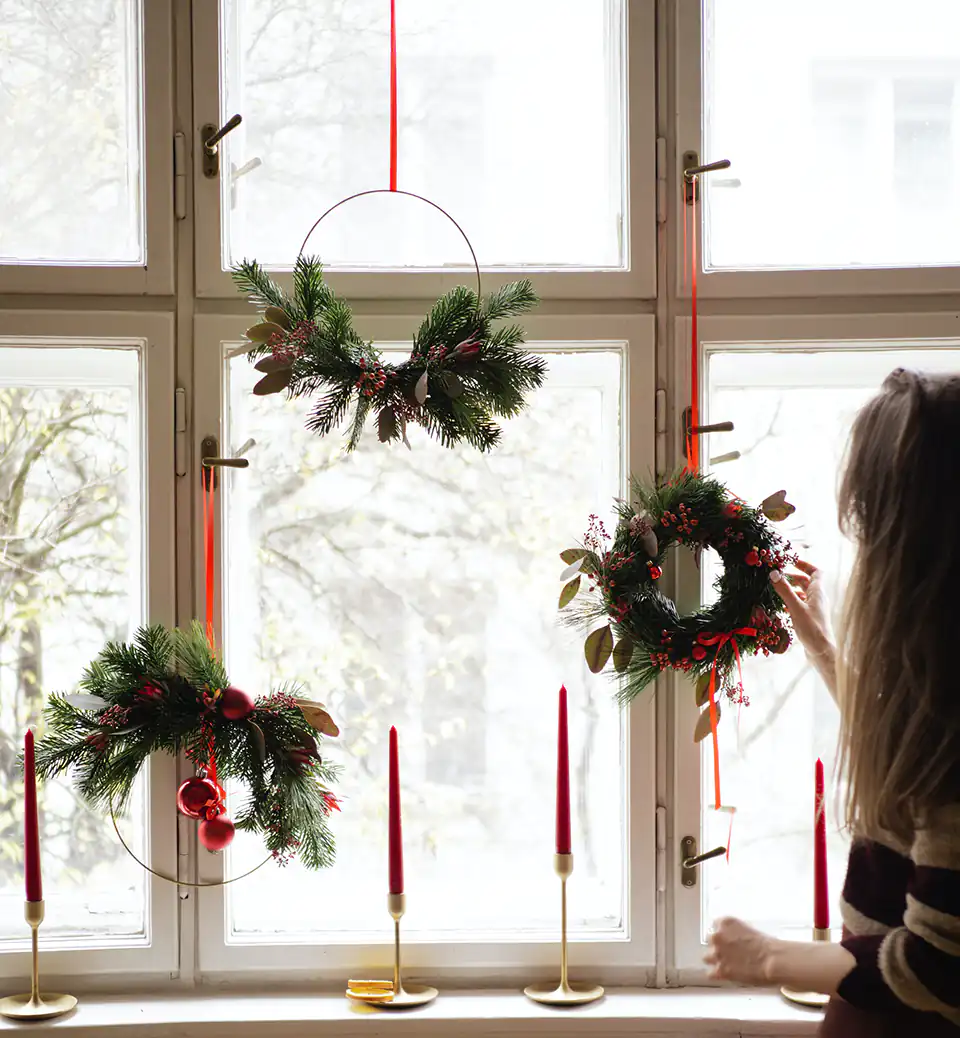 Weihnachtskränze hingen im Fenster.