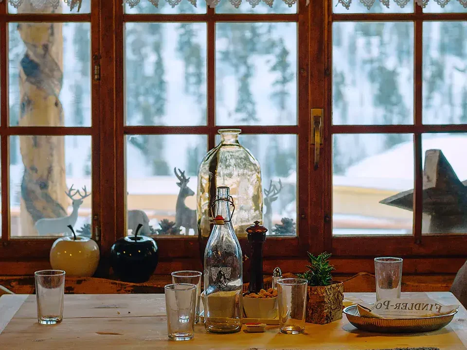 Landhaus im Cottagecore-Stil mit Blick auf eine Winterlichtung.